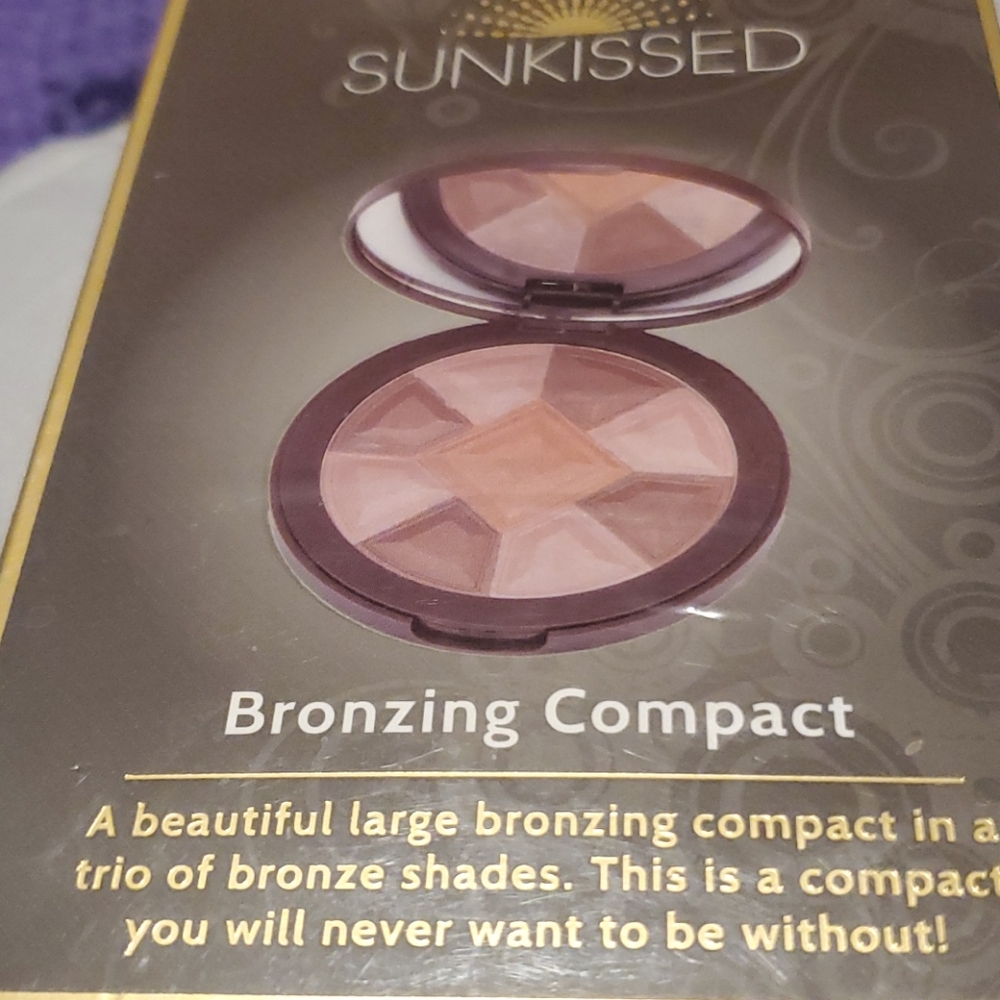 Hoat Pick Oct Sun-kissed makeup compact plus free makeup brush
